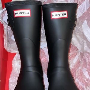 Medium length hunter rain boots. Women size 6. Brand new in the box. Never worn